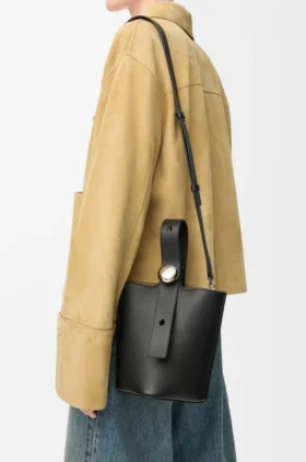 Bolso tipo Pebble Bucket mini en piel de becerro suave granulada