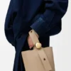 Bolso tipo Pebble Bucket mini en piel de becerro suave granulada