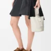 Bolso tipo Pebble Bucket mini en piel de becerro suave granulada Bolso tipo Pebble Bucket mini en piel de becerro suave granulada