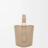 Bolso tipo Pebble Bucket mini en piel de becerro suave granulada