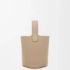 Bolso tipo Pebble Bucket mini en piel de becerro suave granulada
