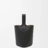 Bolso tipo Pebble Bucket mini en piel de becerro suave granulada