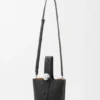 Bolso tipo Pebble Bucket mini en piel de becerro suave granulada