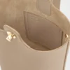 Bolso tipo Pebble Bucket mini en piel de becerro suave granulada