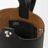 Bolso tipo Pebble Bucket mini en piel de becerro suave granulada