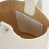 Bolso tipo Pebble Bucket mini en piel de becerro suave granulada Bolso tipo Pebble Bucket mini en piel de becerro suave granulada