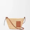 Bolso tipo pochette con abertura de rafia y piel de becerro Bolso tipo pochette con abertura de rafia y piel de becerro