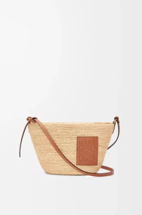 Bolso tipo pochette con abertura de rafia y piel de becerro