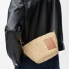 Bolso tipo pochette con abertura de rafia y piel de becerro Bolso tipo pochette con abertura de rafia y piel de becerro
