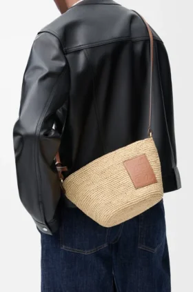 Bolso tipo pochette con abertura de rafia y piel de becerro
