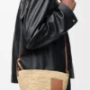 Bolso tipo pochette con abertura de rafia y piel de becerro Bolso tipo pochette con abertura de rafia y piel de becerro