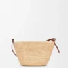 Bolso tipo pochette con abertura de rafia y piel de becerro Bolso tipo pochette con abertura de rafia y piel de becerro