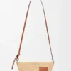 Bolso tipo pochette con abertura de rafia y piel de becerro Bolso tipo pochette con abertura de rafia y piel de becerro