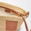Bolso tipo pochette con abertura de rafia y piel de becerro Bolso tipo pochette con abertura de rafia y piel de becerro