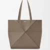 Bolso tipo tote mediano con pliegue Puzzle Fold horizontal en piel de becerro de grano suave Bolso tipo tote mediano con pliegue Puzzle Fold horizontal en piel de becerro de grano suave