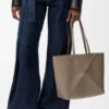 Bolso tipo tote mediano con pliegue Puzzle Fold horizontal en piel de becerro de grano suave Bolso tipo tote mediano con pliegue Puzzle Fold horizontal en piel de becerro de grano suave
