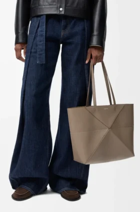 Bolso tipo tote mediano con pliegue Puzzle Fold horizontal en piel de becerro de grano suave