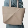 Bolso tipo tote mediano con pliegue Puzzle Fold horizontal en piel de becerro de grano suave Bolso tipo tote mediano con pliegue Puzzle Fold horizontal en piel de becerro de grano suave