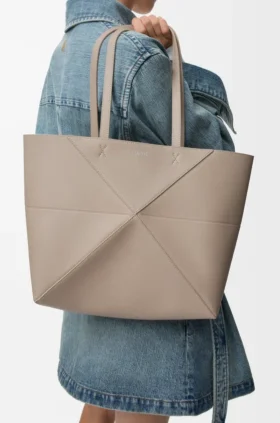 Bolso tipo tote mediano con pliegue Puzzle Fold horizontal en piel de becerro de grano suave
