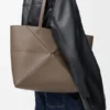 Bolso tipo tote mediano con pliegue Puzzle Fold horizontal en piel de becerro de grano suave Bolso tipo tote mediano con pliegue Puzzle Fold horizontal en piel de becerro de grano suave