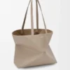Bolso tipo tote mediano con pliegue Puzzle Fold horizontal en piel de becerro de grano suave Bolso tipo tote mediano con pliegue Puzzle Fold horizontal en piel de becerro de grano suave