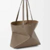 Bolso tipo tote mediano con pliegue Puzzle Fold horizontal en piel de becerro de grano suave Bolso tipo tote mediano con pliegue Puzzle Fold horizontal en piel de becerro de grano suave