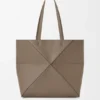 Bolso tipo tote mediano con pliegue Puzzle Fold horizontal en piel de becerro de grano suave Bolso tipo tote mediano con pliegue Puzzle Fold horizontal en piel de becerro de grano suave