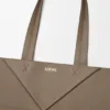 Bolso tipo tote mediano con pliegue Puzzle Fold horizontal en piel de becerro de grano suave Bolso tipo tote mediano con pliegue Puzzle Fold horizontal en piel de becerro de grano suave