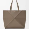 Bolso tote grande horizontal con pliegue Puzzle Fold en piel de becerro de grano suave Bolso tote grande horizontal con pliegue Puzzle Fold en piel de becerro de grano suave