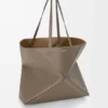 Bolso tote grande horizontal con pliegue Puzzle Fold en piel de becerro de grano suave Bolso tote grande horizontal con pliegue Puzzle Fold en piel de becerro de grano suave