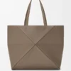Bolso tote grande horizontal con pliegue Puzzle Fold en piel de becerro de grano suave Bolso tote grande horizontal con pliegue Puzzle Fold en piel de becerro de grano suave