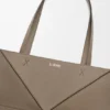 Bolso tote grande horizontal con pliegue Puzzle Fold en piel de becerro de grano suave Bolso tote grande horizontal con pliegue Puzzle Fold en piel de becerro de grano suave