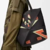 Bolso tote mediano «Futurist Cat» con Puzzle Fold en piel de becerro napa Bolso tote mediano «Futurist Cat» con Puzzle Fold en piel de becerro napa