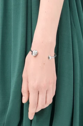 Brazalete «Anagram Pebble» en plata de ley