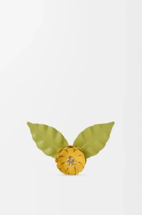 Broche de flor en piel de becerro