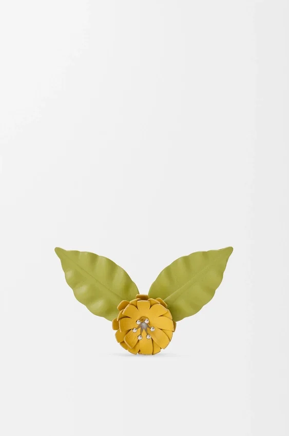 Broche de flor en piel de becerro Broche de flor en piel de becerro