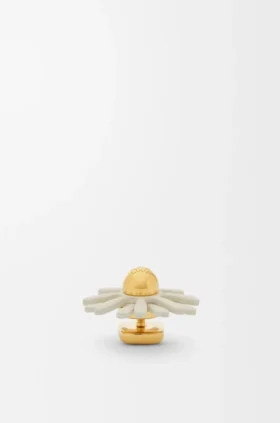 Broche de flor en piel de becerro