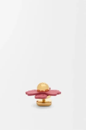 Broche de flor en piel de becerro