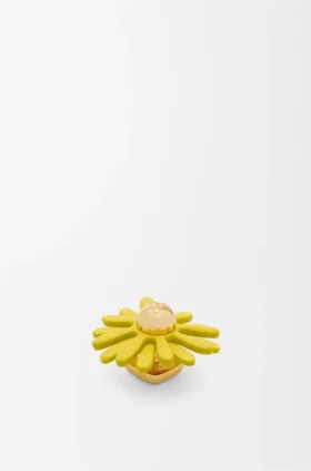 Broche de flor en piel de becerro