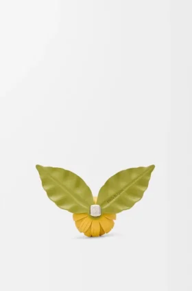 Broche de flor en piel de becerro
