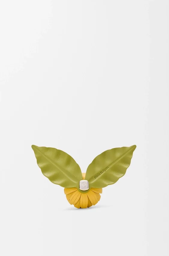 Broche de flor en piel de becerro Broche de flor en piel de becerro