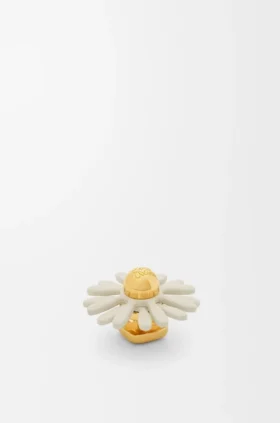 Broche de flor en piel de becerro