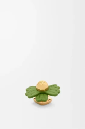 Broche de flor en piel de becerro