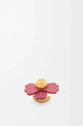 Broche de flor en piel de becerro