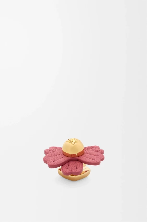 Broche de flor en piel de becerro Broche de flor en piel de becerro