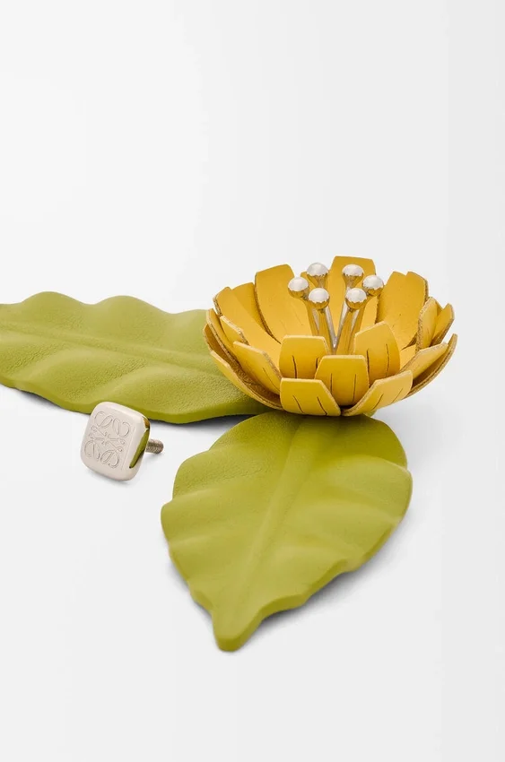 Broche de flor en piel de becerro Broche de flor en piel de becerro