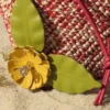 Broche de flor en piel de becerro Broche de flor en piel de becerro