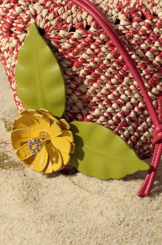 Broche de flor en piel de becerro Broche de flor en piel de becerro