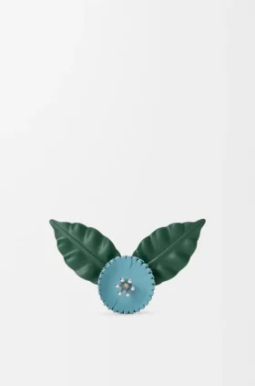 Broche de flor en piel de becerro clásica