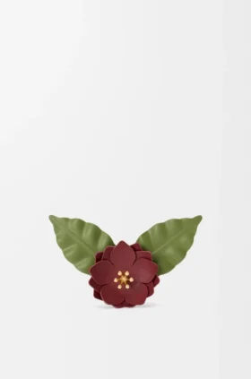 Broche de flor en piel de becerro clásica